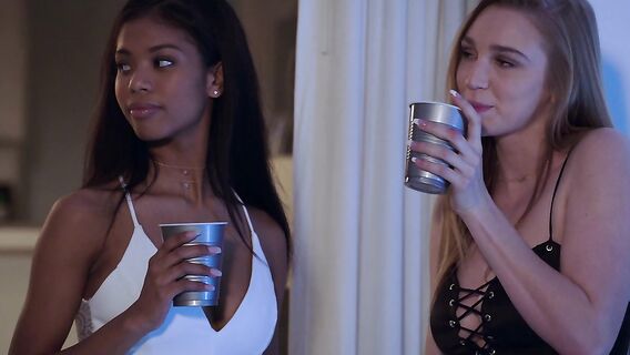 Две подруги насладились межрасовым сексом втроем с лысым