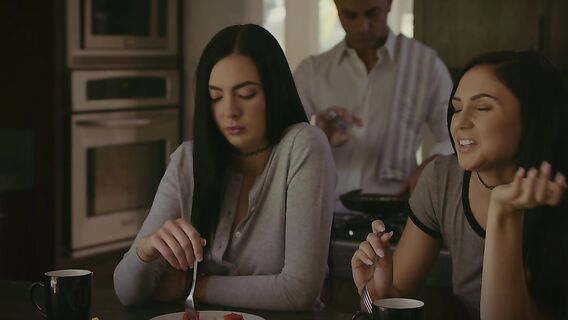 Дочь с подругой трахает нового папу в жмж с аналом