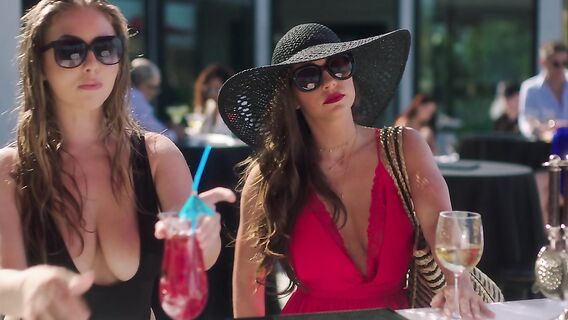 Женатый мужик ебет в анал двух молодых грудастых сучек