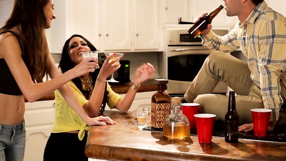 Сногсшибательная мачеха дает секс уроки молодым