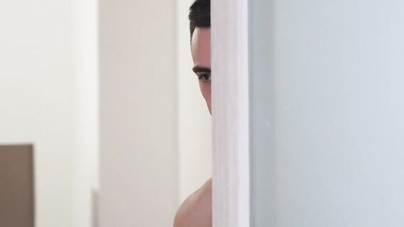 Две жгучие брюнетки занялись жмж сексом на кухонном столе